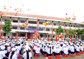 HS thả bong bóng chủ đề Chắp cánh ước mơ
