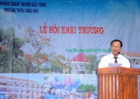Thầy hiệu trưởng đọc diễn văn