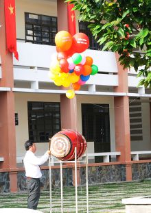 Thầy  Nguyễn Văn Mười PHT nhà trường đánh trống khai trường