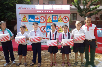 trao_qua_cho_cac_em_400